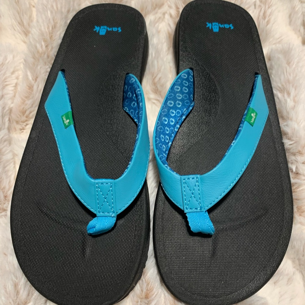 NWOT Sanuk Flip Flops